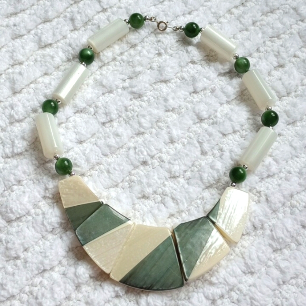 Luminous Green white vintage lucite acrylic mop tube bead collar necklace